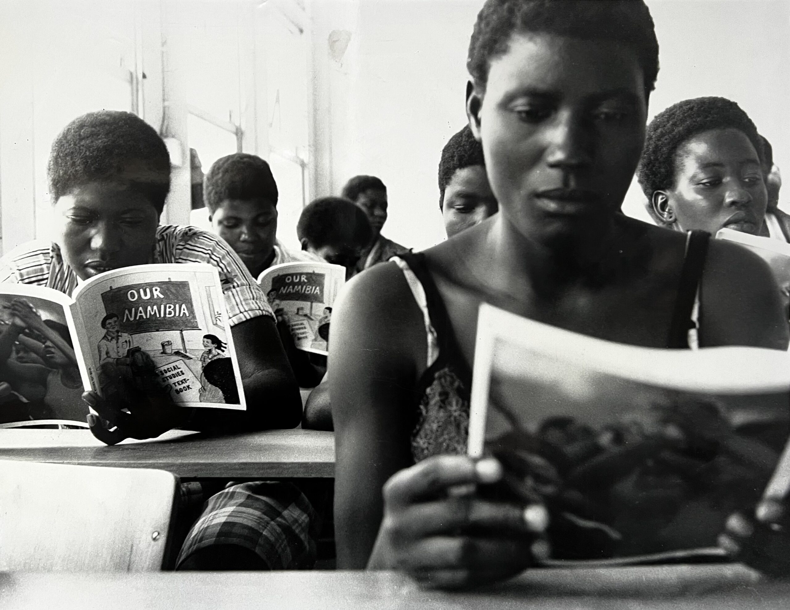 Namibische Schüler:innen in einer Exilschule lernen mit dem Schulbuch »Our Namibia«, das vom Bremer Afrika Archiv erstellt und herausgegeben wurde.